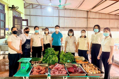 Công tác giám sát an toàn thực phẩm và tổ chức bữa ăn bán trú cho trẻ.