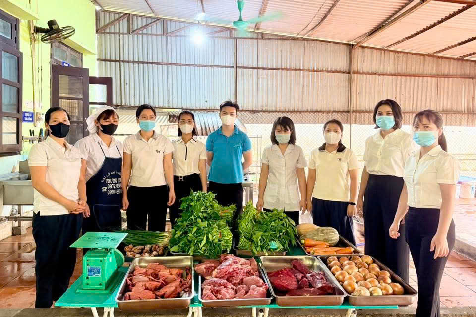 Công tác giám sát an toàn thực phẩm và tổ chức bữa ăn bán trú cho trẻ.