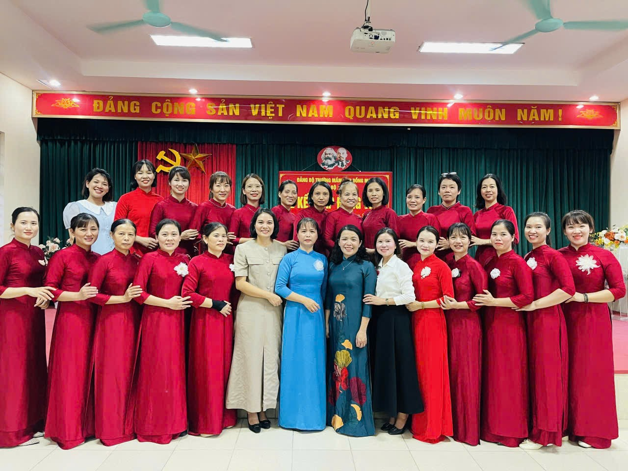 Niềm vui nhân đôi khi Chi bộ 1 kết nạp thêm 02 Đảng viên mới